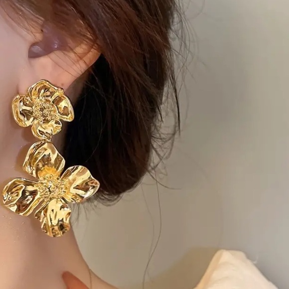 Jewelry - ❤️ Gold Double Flower Chandelier Earrings